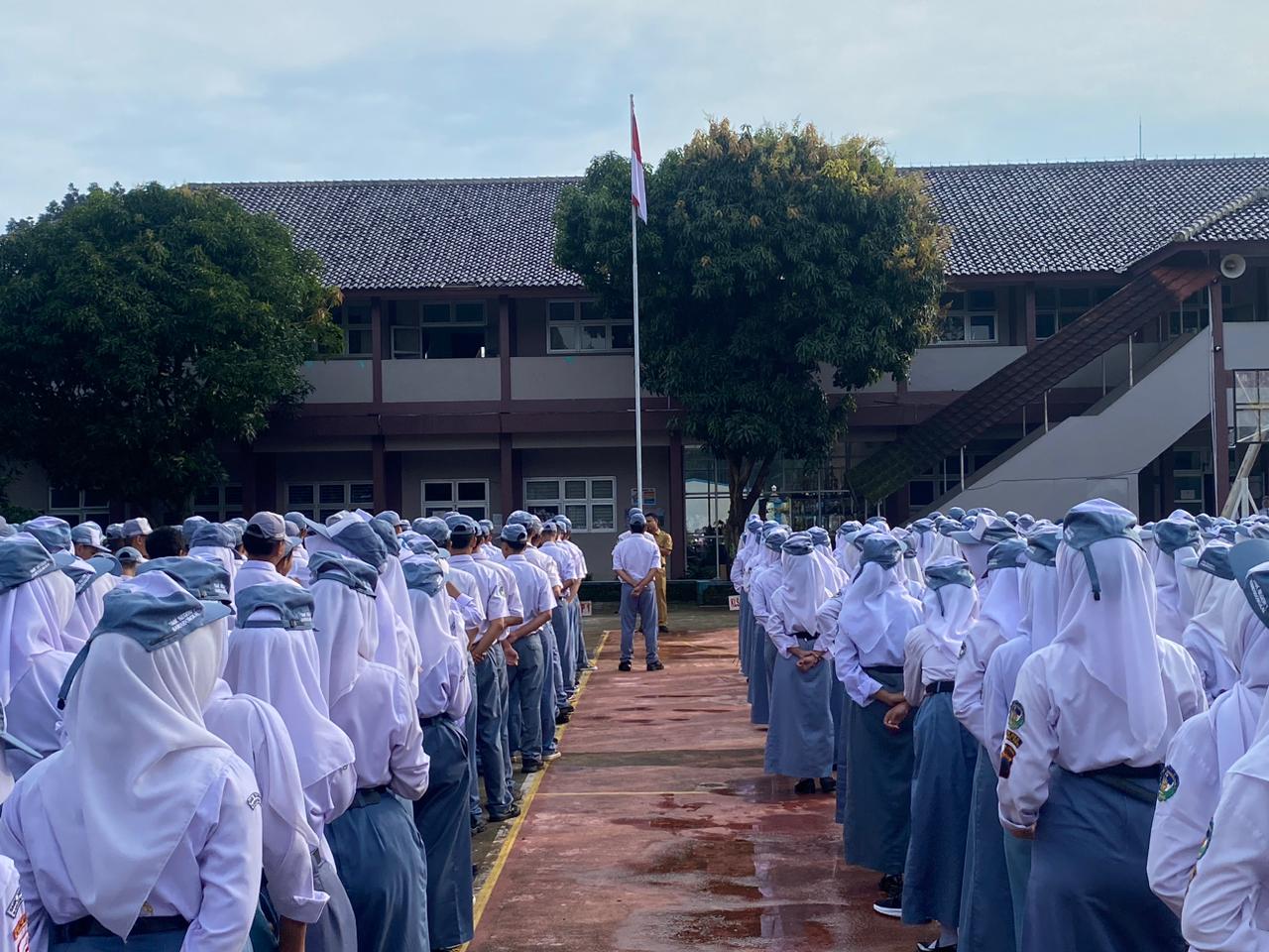 Upacara Bendera Senin Pagi: Bangun Kedisiplinan dan Karakter Siswa SMK Negeri 1 Randudongkal