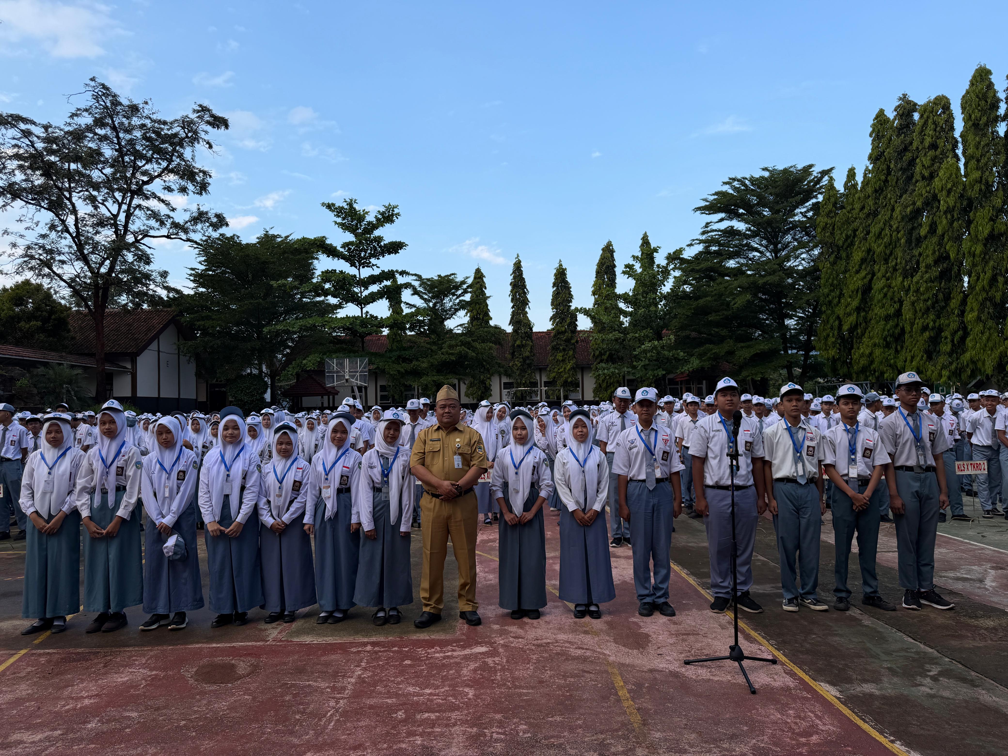 Upacara Bendera 20 April 2026: Bapak Djumiko, S.Pd., M.Si. Lepas Delegasi FLS2N SMK Negeri 1 Randudongkal