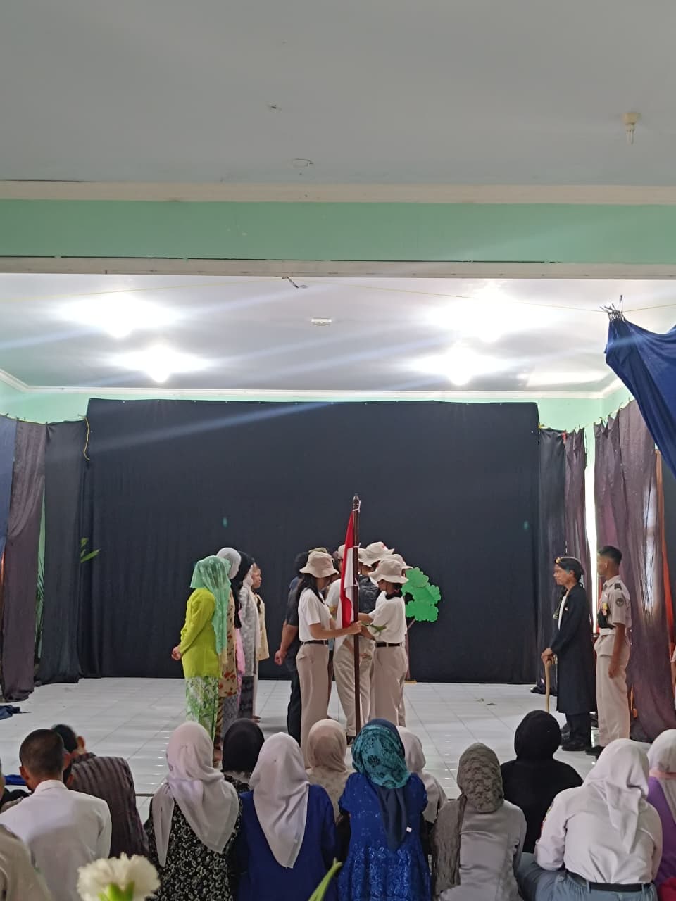 Kolaborasi Epik: Saat Sejarah Bangsa Menjelma dalam Panggung Drama Kelas 11 SMKN 1 Randudongkal