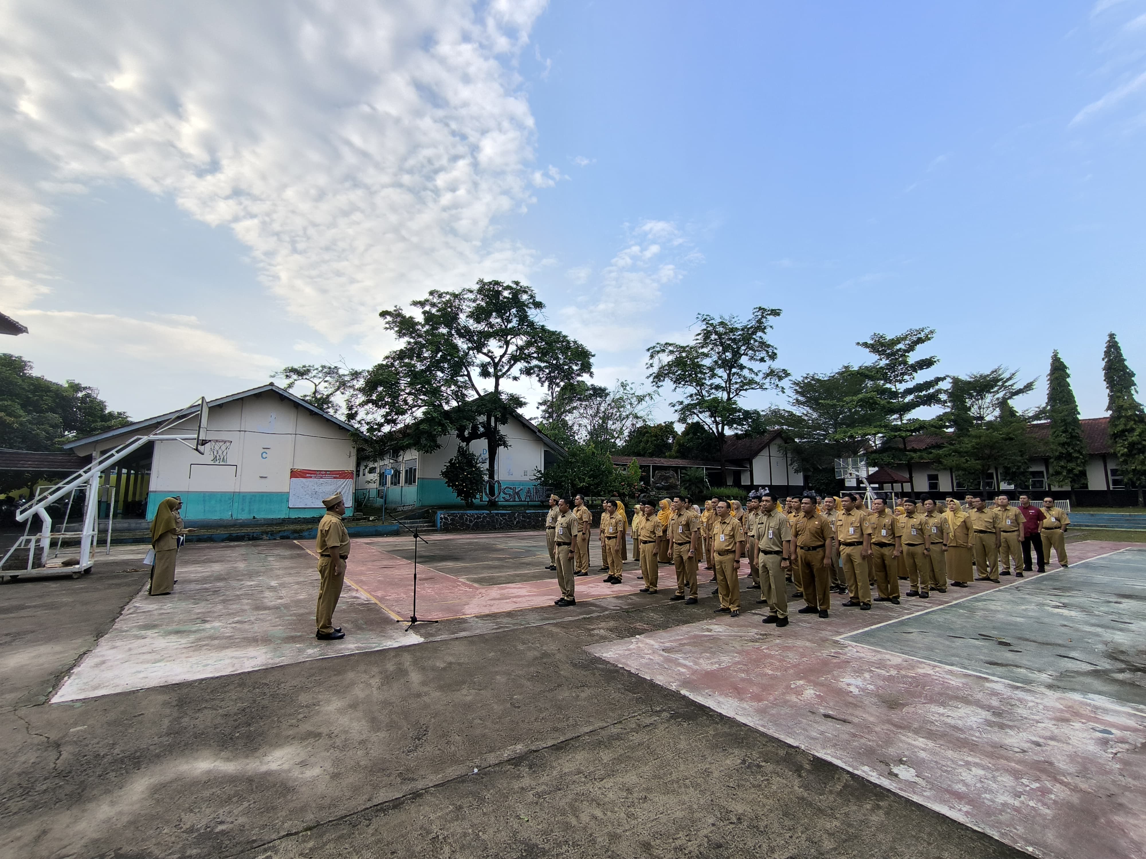Tingkatkan Akuntabilitas ASN, Kepala SMKN 1 Randudongkal Pimpin Apel Guru Terkait Pengisian e-Kinerja BKN Triwulan II