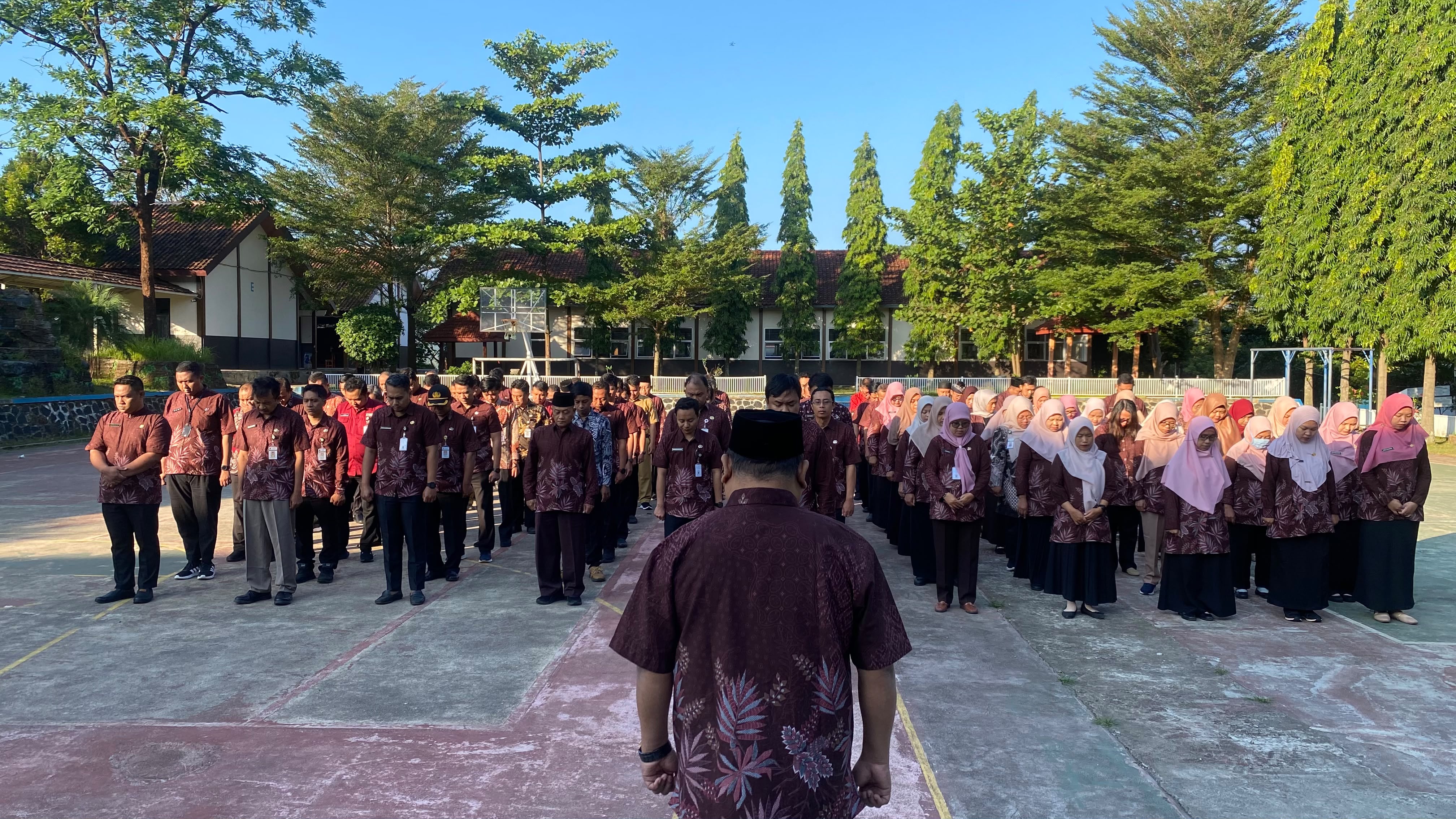 Di Tengah Libur Semester Siswa, SMKN 1 Randudongkal Khidmat Gelar Upacara Peringatan Hari Keluarga Nasional 2026