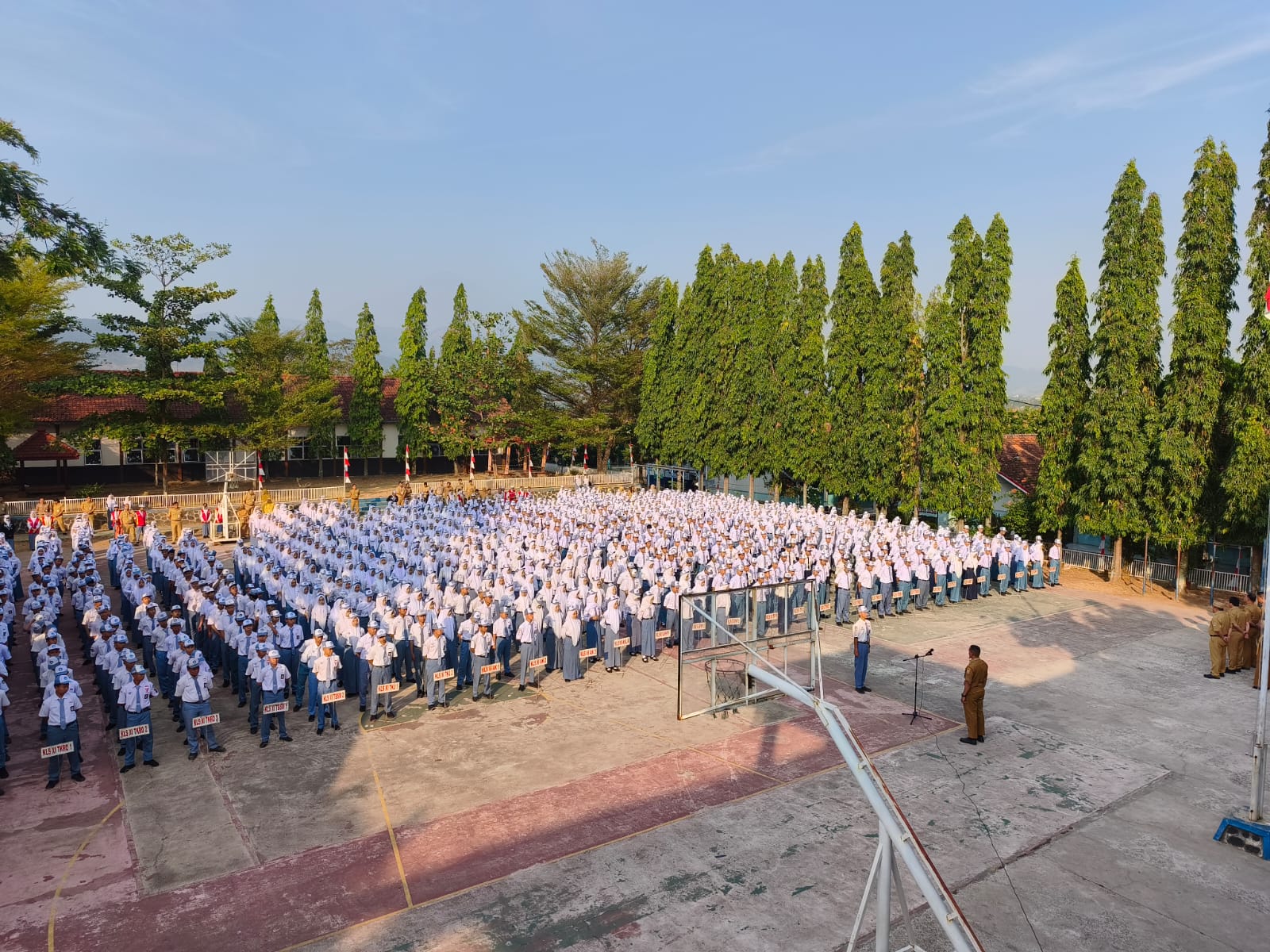 Tegaskan Kedisiplinan dan Kebersihan Lingkungan, Kesiswaan Pimpin Apel Pagi Siswa Kelas X dan XI SMKN 1 Randudongkal