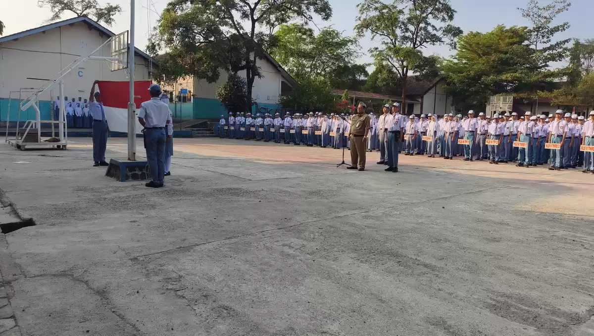 Pimpin Upacara Bendera, Kaprog Teknik Mesin SMKN 1 Randudongkal Ajak Siswa Rawat Semangat Kemerdekaan