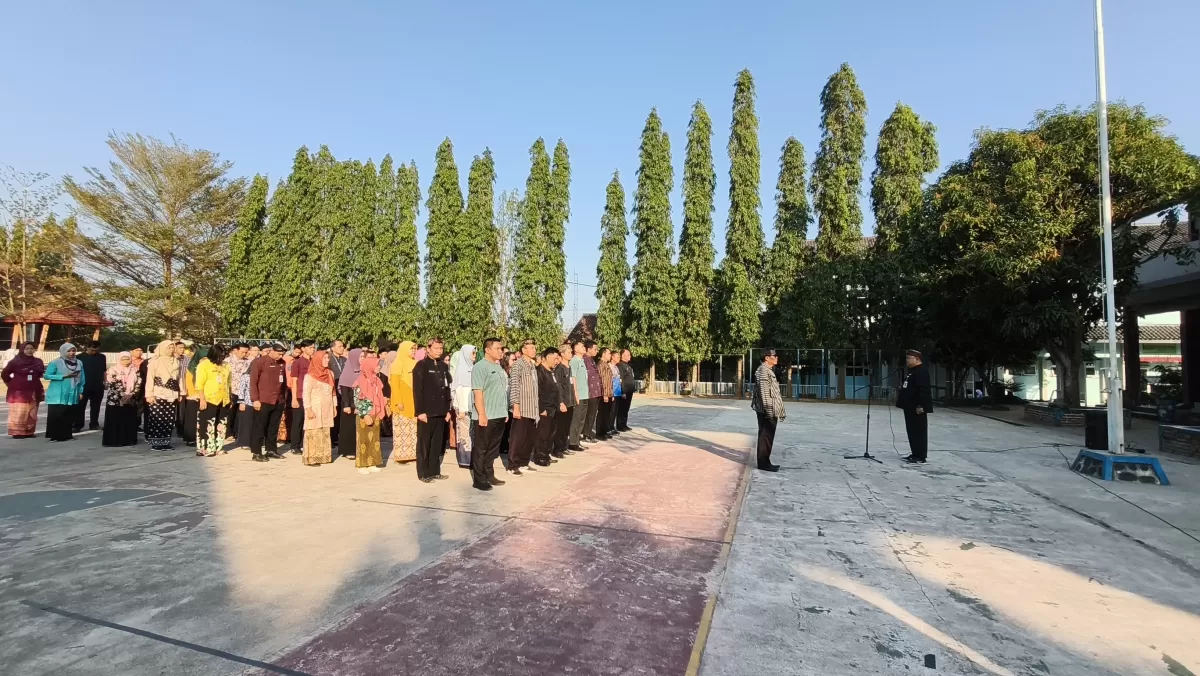 Tegaskan Kedisiplinan dan Kebersihan Lingkungan Sekolah, Kepala SMKN 1 Randudongkal Pimpin Apel Pagi Guru