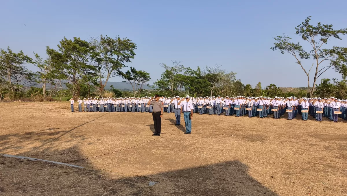 Pimpin Upacara Bendera di SMKN 1 Randudongkal, Kapolsek Randudongkal Sampaikan Pesan Kapolres Pemalang Terkait Pencegahan Kenakalan Remaja dan Radikalisme
