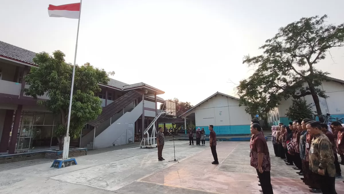 Pimpin Apel Pagi Guru, Kepala SMKN 1 Randudongkal Ingatkan Aturan Realokasi PPPK Penuh Waktu dan Mutasi PNS