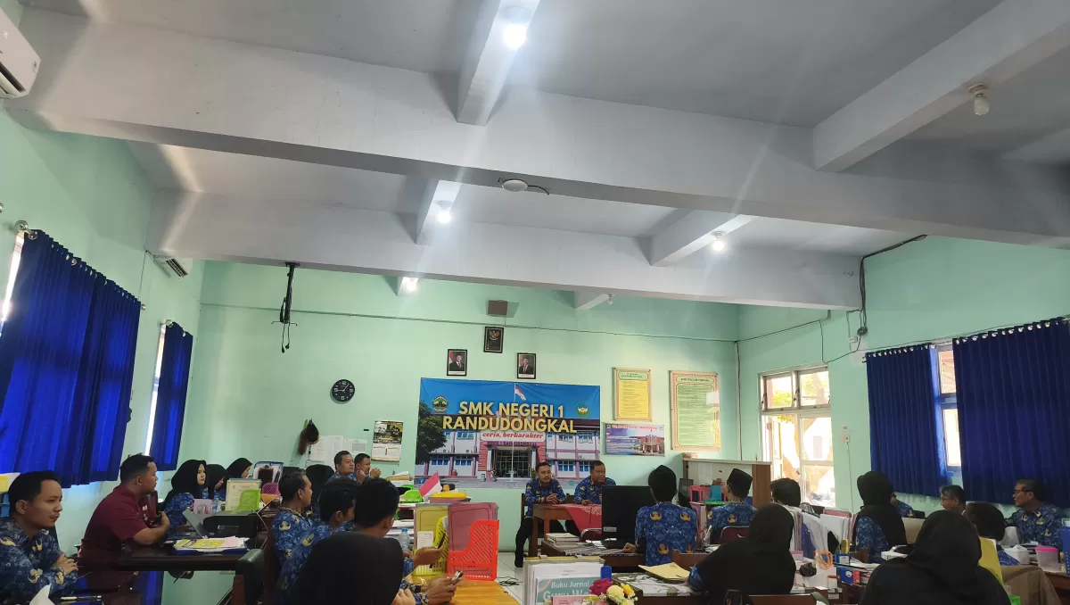 ​Tegaskan Etika Pelayanan dan Kedisiplinan Pendidik, Kepala SMKN 1 Randudongkal Sosialisasi Fitur "Lapor Kepsek" dan Bijak Bersosial Media