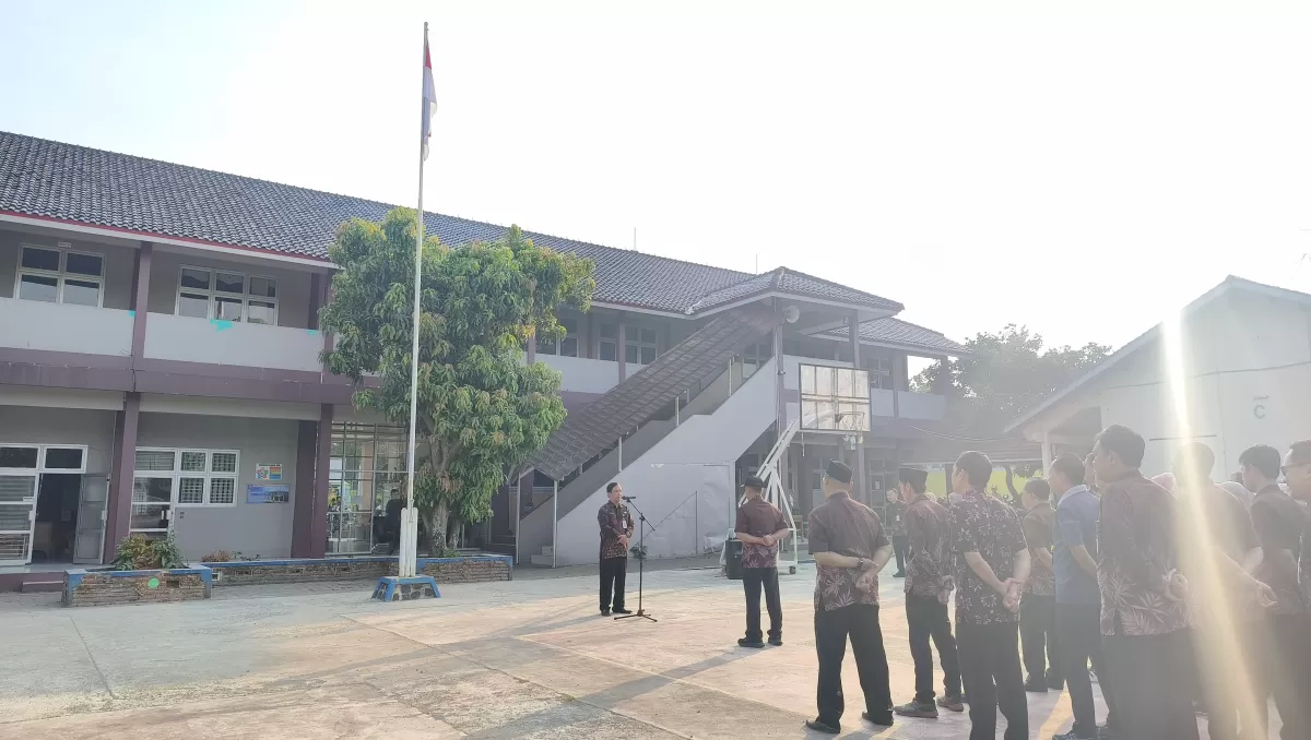 Pimpin Apel Pagi Guru, Plt. Kasubag TU SMKN 1 Randudongkal Tekankan Peningkatan Performa Pelayanan dan Kelancaran Pembelajaran