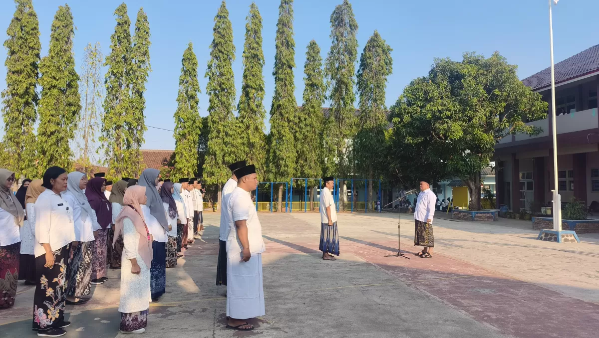 Pimpin Apel Pagi Spesial Hari Santri, Kepala SMKN 1 Randudongkal Ingatkan Kesiapan TKA dan Peran Wali Kelas