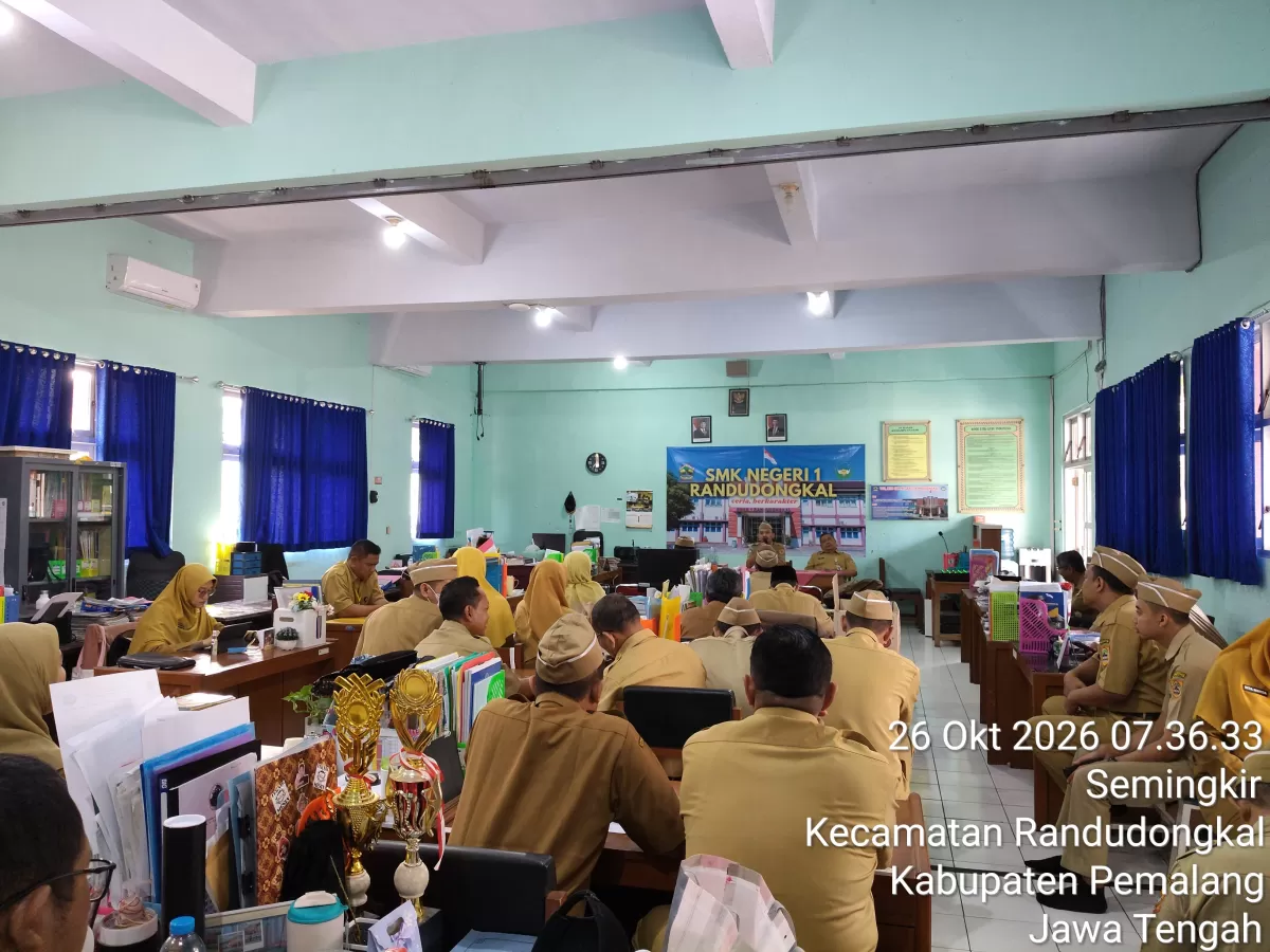 Perkuat Tata Kelola dan Kedisiplinan, Kepala SMKN 1 Randudongkal Pimpin Briefing Pembinaan Guru dan Karyawan di Ruang Guru